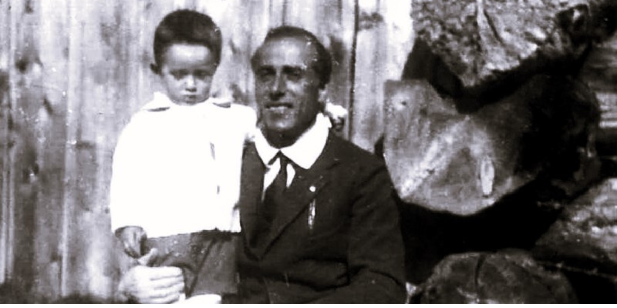 foto storica di Giacomo Matteotti con bambino accanto con camicia bianca